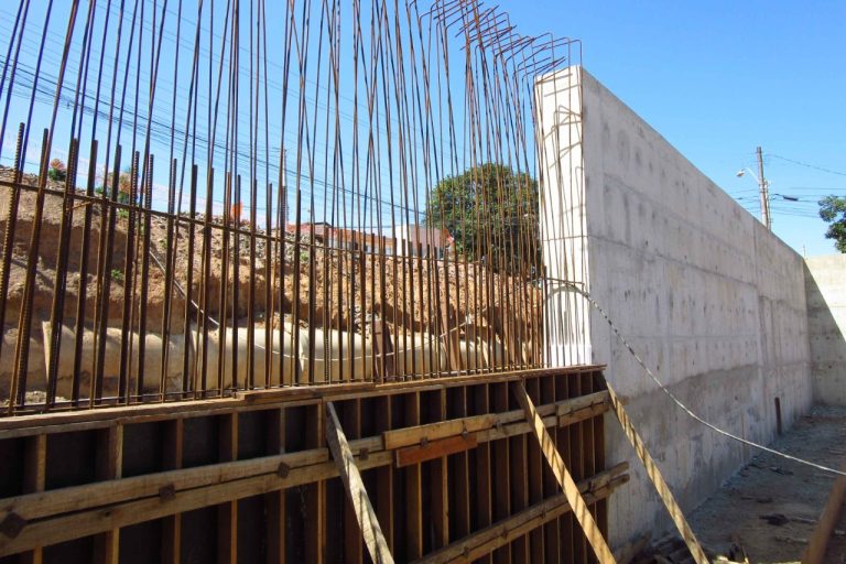 retaining wall construction